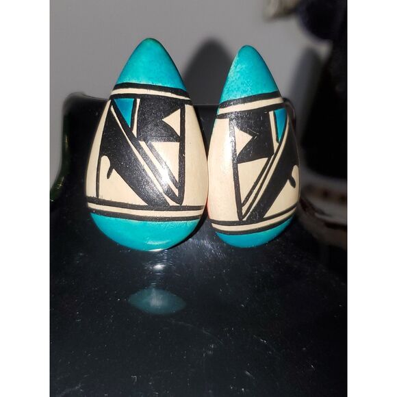 A Pair of Painted Wooden Earrings Southwestern Native American Pattern Pierced - Picture 2 of 13